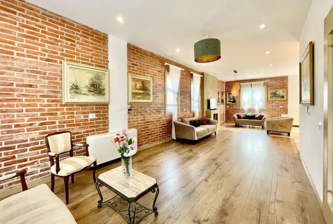 Shtepi ne shitje Vila Luksoze ne Tirane, 4+1, Mobilimi E mobiluar, Pagesa 850,000  Euro.