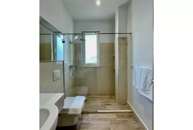 Shtepi ne shitje Vila Luksoze ne Tirane, 4+1, Mobilimi E mobiluar, Pagesa 850,000  Euro.