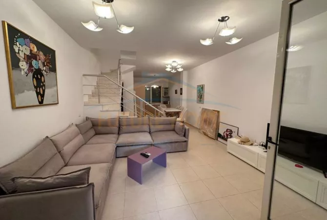 Shtepi ne shitje Duplex(shtepi me 2 kate) ne Durres, 3+1, Mobilimi E mobiluar, Pagesa 300,000  Euro.