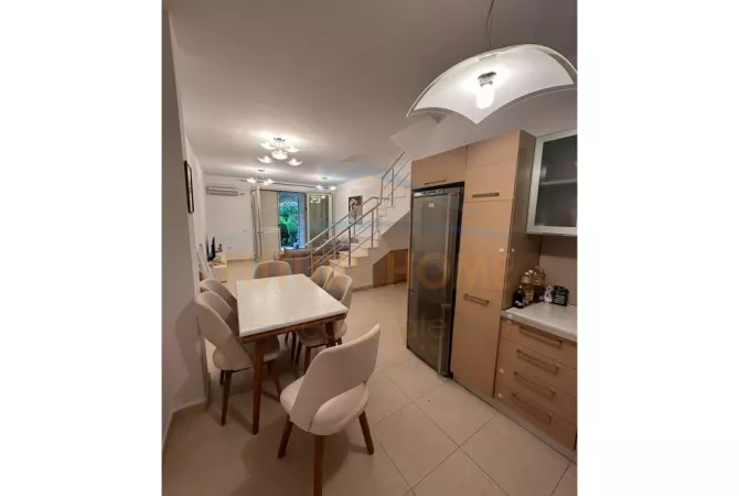 Shtepi ne shitje Duplex(shtepi me 2 kate) ne Durres, 3+1, Mobilimi E mobiluar, Pagesa 300,000  Euro.