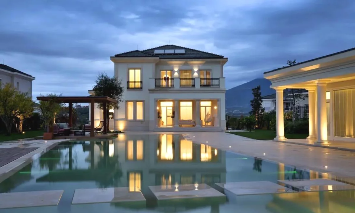 Luxury villas for sale in Tirana 4+1, Emty