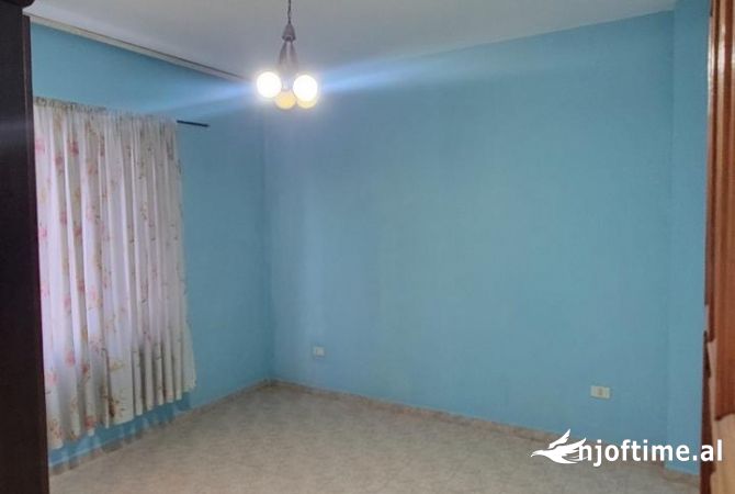 Shtepi me qera Apartament ne Tirane, 2+1, Mobilimi Bosh, pa mobiluar, Pagesa 40,000  Leke.