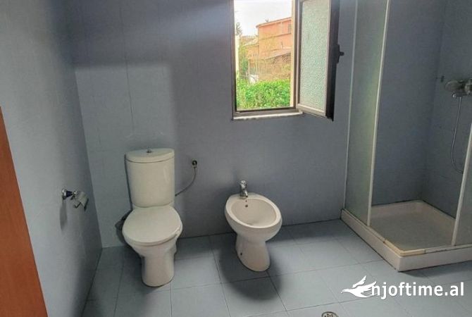 Shtepi me qera 2+1 ne Tirane - 40,000 Leke