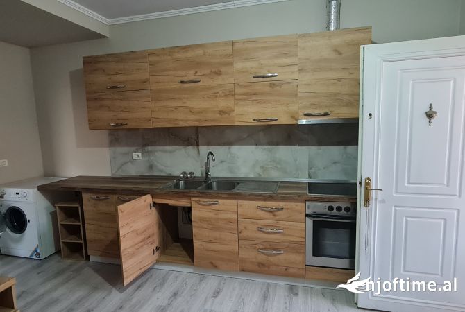 Shtepi me qera Shtepi Private ne Tirane, 1+1, Mobilimi E mobiluar, Pagesa 30,000  Leke.