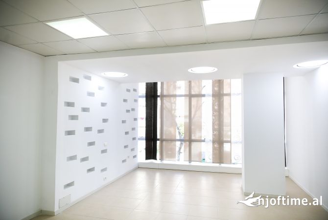 Dyqan 160 m2 Qera Rruga Cipajve