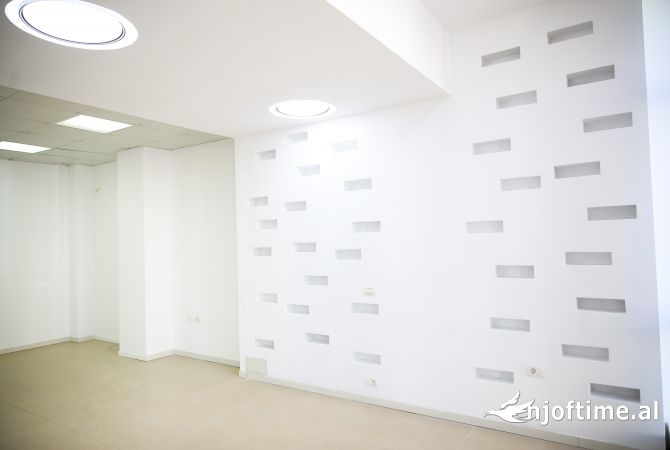 Dyqan 160 m2 Qera Rruga Cipajve