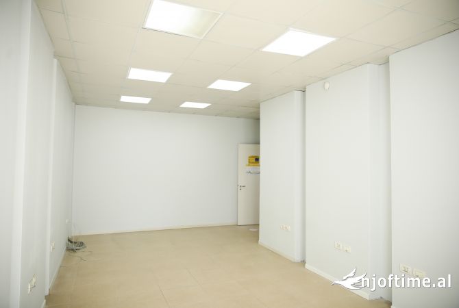 Dyqan 160 m2 Qera Rruga Cipajve