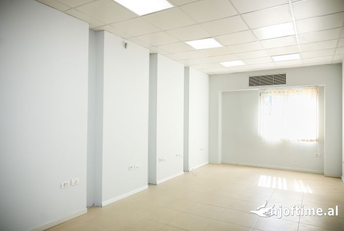 Dyqan 160 m2 Qera Rruga Cipajve