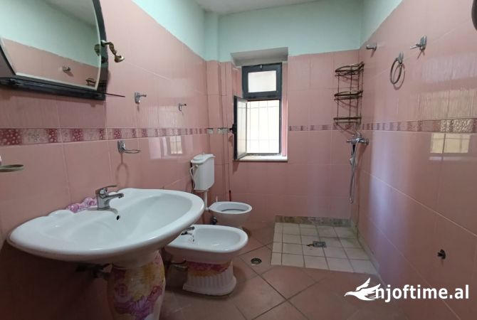 Shtepi me qera Apartament ne Tirane, 3+1, Mobilimi E mobiluar, Pagesa 45,000  Leke.