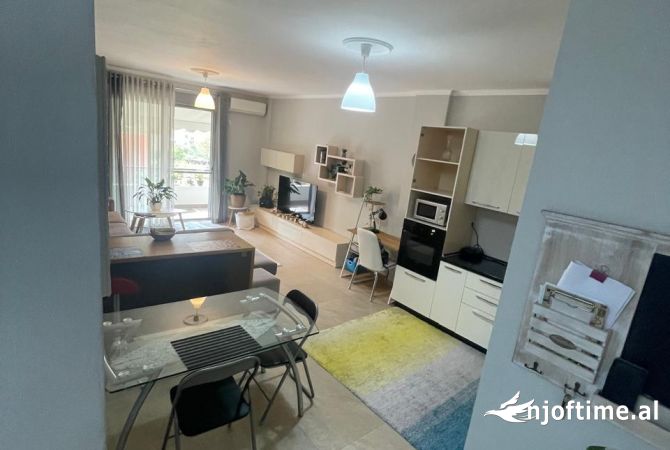 Shtepi ne shitje Apartament ne Tirane, 2+1, Mobilimi E mobiluar, Pagesa 215,000  Euro.
