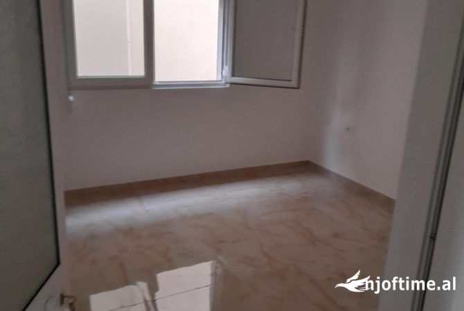 Shtepi me qera Shtepi Private ne Tirane, 3+1, Mobilimi Pjeserisht e mobiluar, Pagesa 390  Euro.