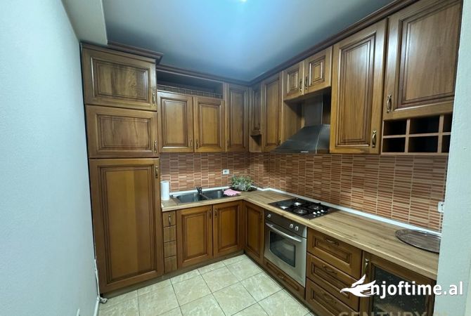 Shtepi me qera Apartament ne Tirane, 3+1, Mobilimi Pjeserisht e mobiluar, Pagesa 850  Euro.