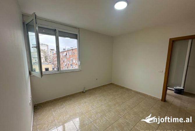 Shtepi me qera Apartament ne Tirane, 3+1, Mobilimi Pjeserisht e mobiluar, Pagesa 850  Euro.