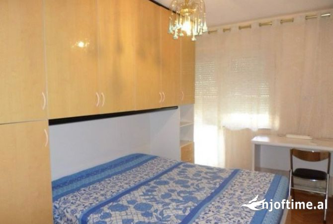 Shtepi me qera 5+1 ne Tirane - 1,000 Euro