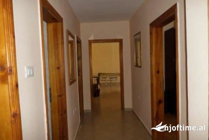 Shtepi me qera 5+1 ne Tirane - 1,000 Euro
