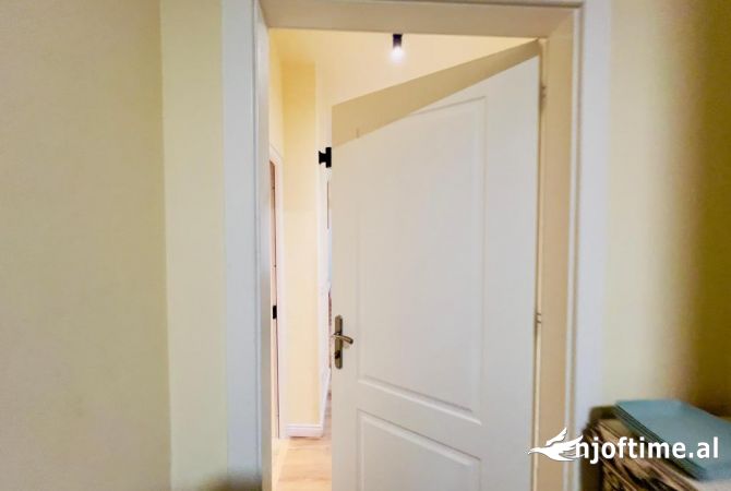 Shtepi me qera Apartament ne Tirane, 2+1, Mobilimi E mobiluar, Pagesa 800  Euro.