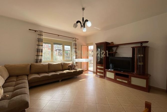 Shtepi me qera Apartament ne Tirane, 3+1, Mobilimi Pjeserisht e mobiluar, Pagesa 450  Euro.