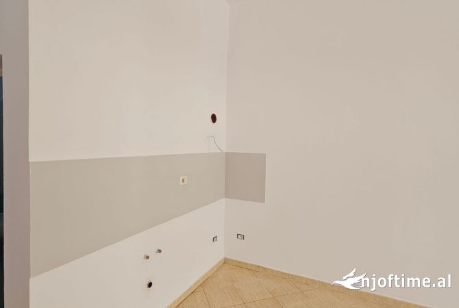 Shtepi ne shitje Apartament ne Durres, Garsoniere, Mobilimi Bosh, pa mobiluar, Pagesa 47,000  Euro.