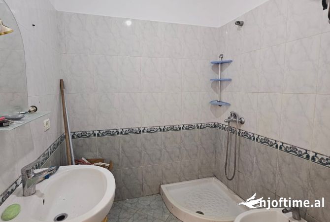 Shtepi ne shitje Apartament ne Durres, Garsoniere, Mobilimi Bosh, pa mobiluar, Pagesa 47,000  Euro.