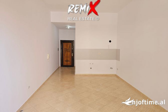 Shtepi ne shitje Apartament ne Durres, Garsoniere, Mobilimi Bosh, pa mobiluar, Pagesa 47,000  Euro.