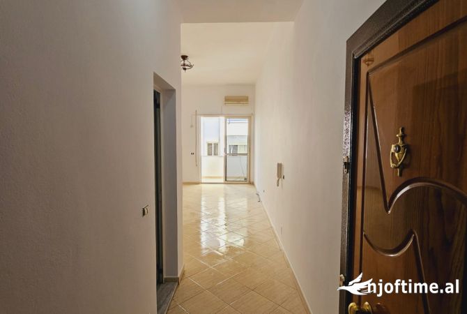 Shtepi ne shitje Apartament ne Durres, Garsoniere, Mobilimi Bosh, pa mobiluar, Pagesa 47,000  Euro.