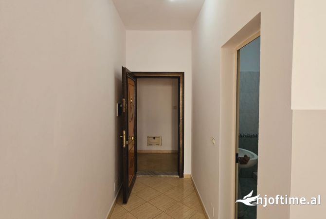 Shtepi ne shitje Apartament ne Durres, Garsoniere, Mobilimi Bosh, pa mobiluar, Pagesa 47,000  Euro.
