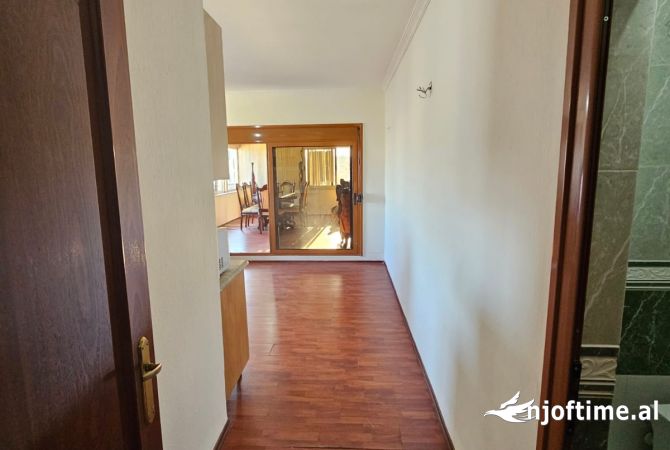 Shtepi ne shitje Apartament ne Durres, 3+1, Mobilimi Pjeserisht e mobiluar, Pagesa 130,000  Euro.