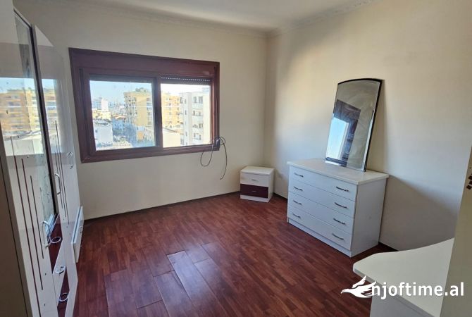 Shtepi ne shitje Apartament ne Durres, 3+1, Mobilimi Pjeserisht e mobiluar, Pagesa 130,000  Euro.