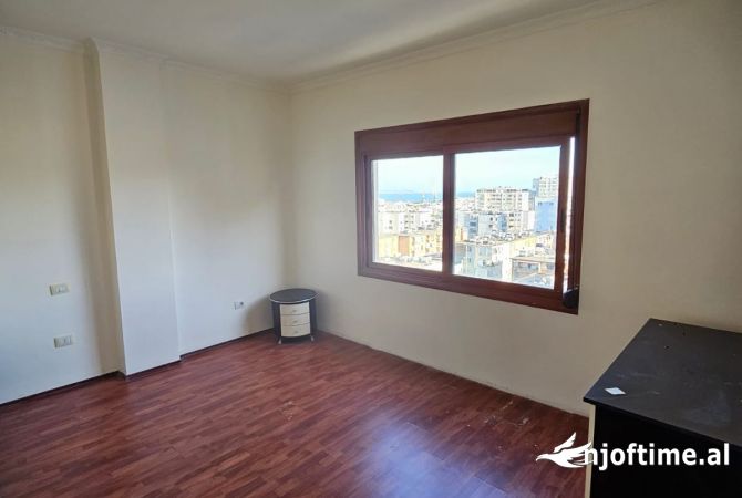 Shtepi ne shitje Apartament ne Durres, 3+1, Mobilimi Pjeserisht e mobiluar, Pagesa 130,000  Euro.