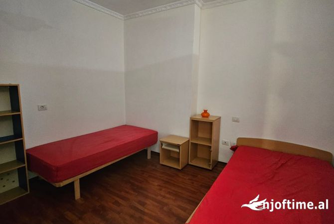 Shtepi ne shitje Apartament ne Durres, 3+1, Mobilimi Pjeserisht e mobiluar, Pagesa 130,000  Euro.