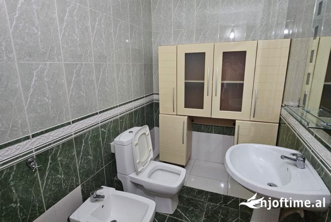 Shtepi ne shitje Apartament ne Durres, 3+1, Mobilimi Pjeserisht e mobiluar, Pagesa 130,000  Euro.
