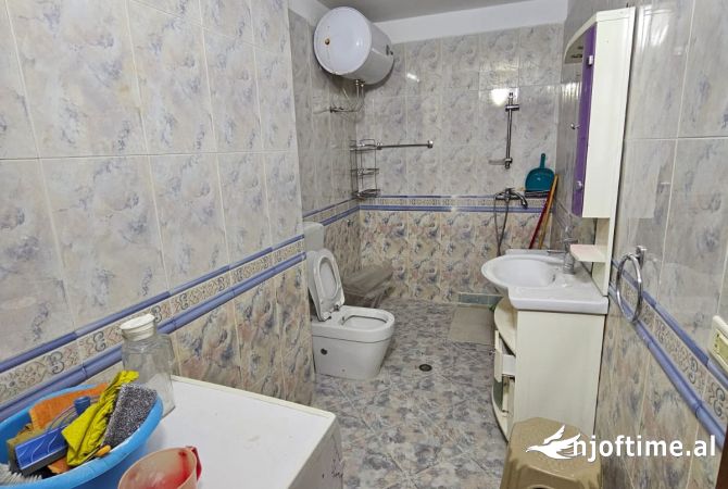 Shtepi ne shitje Apartament ne Durres, 3+1, Mobilimi Pjeserisht e mobiluar, Pagesa 130,000  Euro.