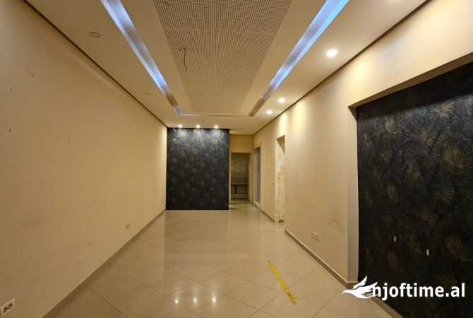Ambiente Commerciale in Affitto 1+1 a Durazzo - 1,000 Euro