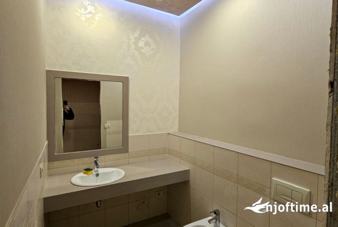 JEPET ME QERA AMBJENT BIZNESI PRANE GJYKATES , DURRES