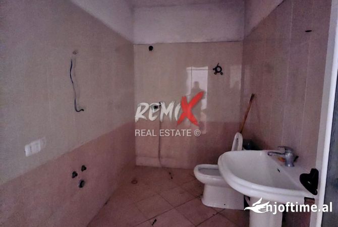 Ambiente Commerciale in Affitto 3+1 a Durazzo - 650 Euro