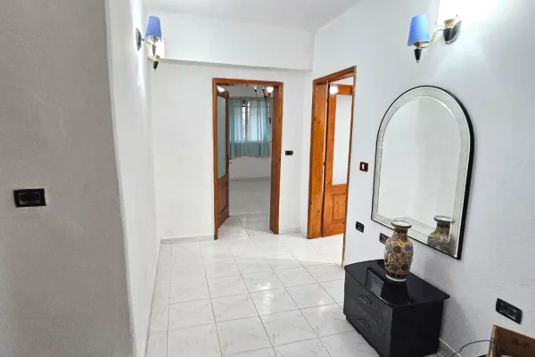 Shtepi me qera Apartament ne Durres, 3+1, Mobilimi Bosh, pa mobiluar, Pagesa 550  Euro.