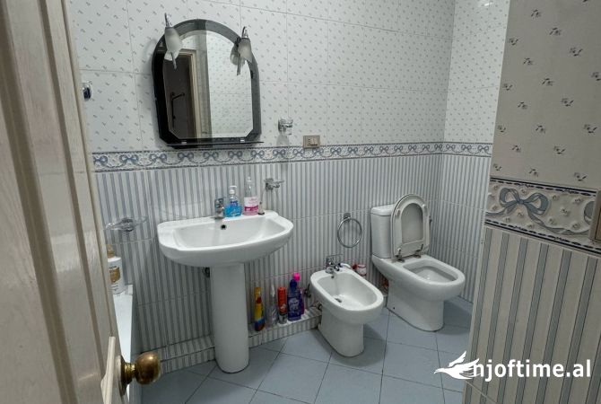 Shtepi me qera Apartament ne Tirane, 2+1, Mobilimi E mobiluar, Pagesa 800  Euro.