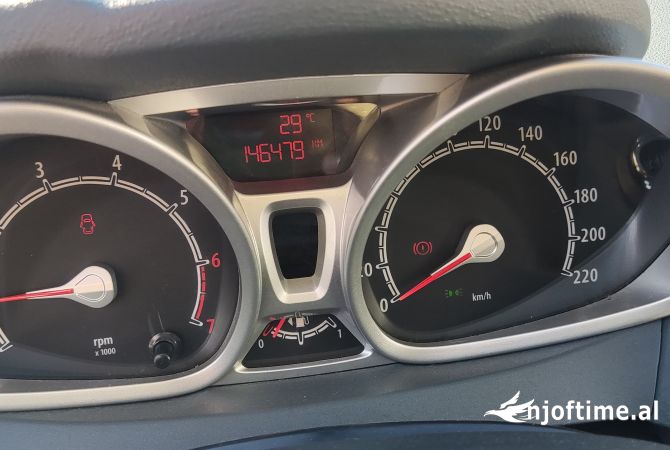 Makina ne shitje ne Pogradec, Ford, 2010 Benzine,Kambio Manual Pagesa 6,000  Euro.