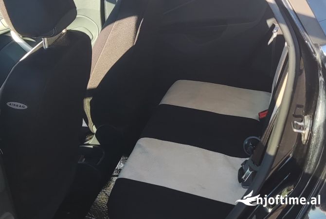 Makina ne shitje ne Pogradec, Ford, 2010 Benzine,Kambio Manual Pagesa 6,000  Euro.