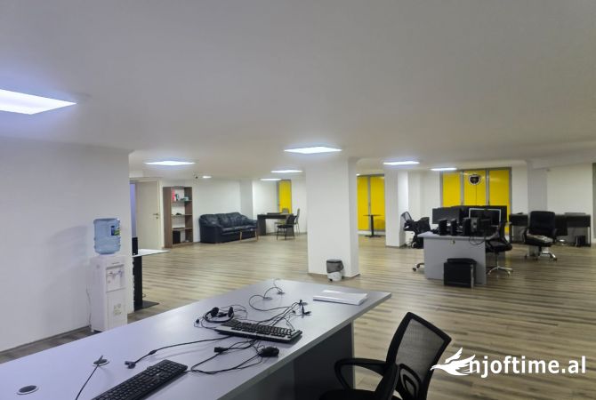  Ambient perfekt per zyra me qera – Bulevardi, Durres! 