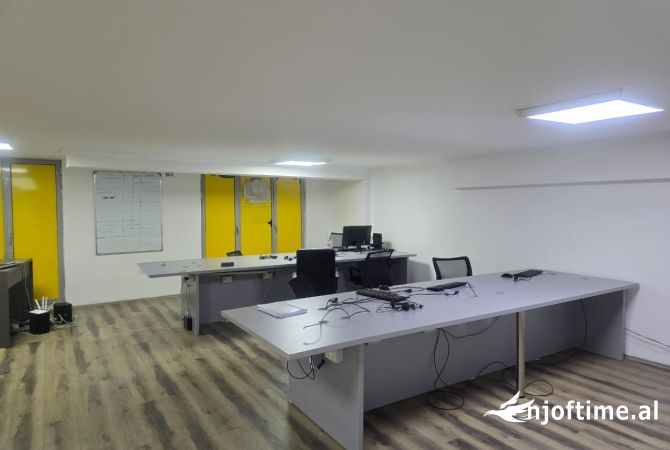  Ambient perfekt per zyra me qera – Bulevardi, Durres! 