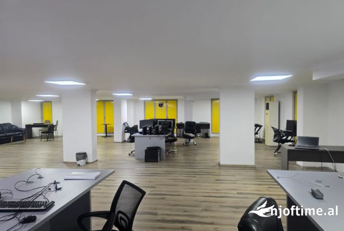  Ambient perfekt per zyra me qera – Bulevardi, Durres! 