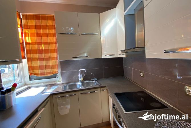 Shtepi me qera Apartament ne Tirane, 2+1, Mobilimi E mobiluar, Pagesa 900  Euro.