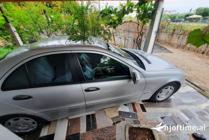 Makina ne shitje ne Durres, Mercedes-Benz, 2001 gasoline-gas,Kambio Manual Pagesa 3,200  Euro.