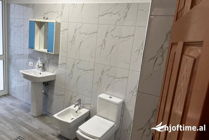 Shtepi ne shitje Apartament ne Tirane, 2+1, Mobilimi Pjeserisht e mobiluar, Pagesa 148,400  Euro.