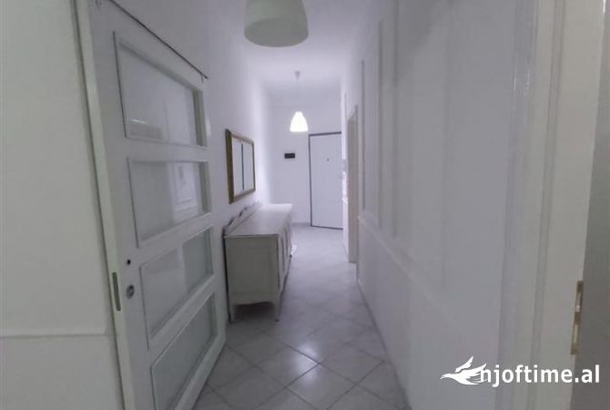 Shtepi ne shitje Apartament ne Tirane, 2+1, Mobilimi E mobiluar, Pagesa 155,000  Euro.