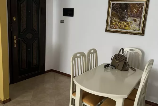 Shtepi me qera Apartament ne Tirane, 2+1, Mobilimi E mobiluar, Pagesa 750  Euro.