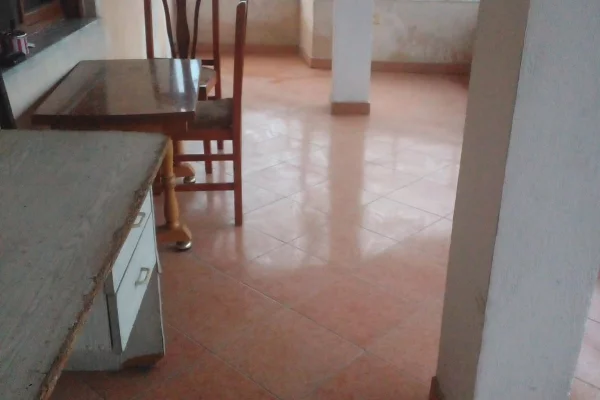 Shtepi me qera Apartament ne Tirane, 2+1, Mobilimi E mobiluar, Pagesa 300  Euro.