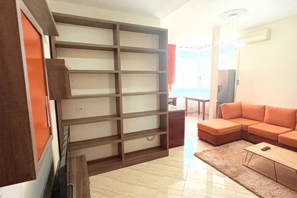 Shtepi me qera Apartament ne Tirane, 1+1, Mobilimi E mobiluar, Pagesa 450  Euro.