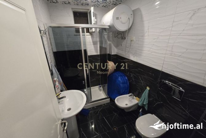 Shtepi ne shitje Apartament ne Tirane, 2+1, Mobilimi E mobiluar, Pagesa 195,000  Euro.